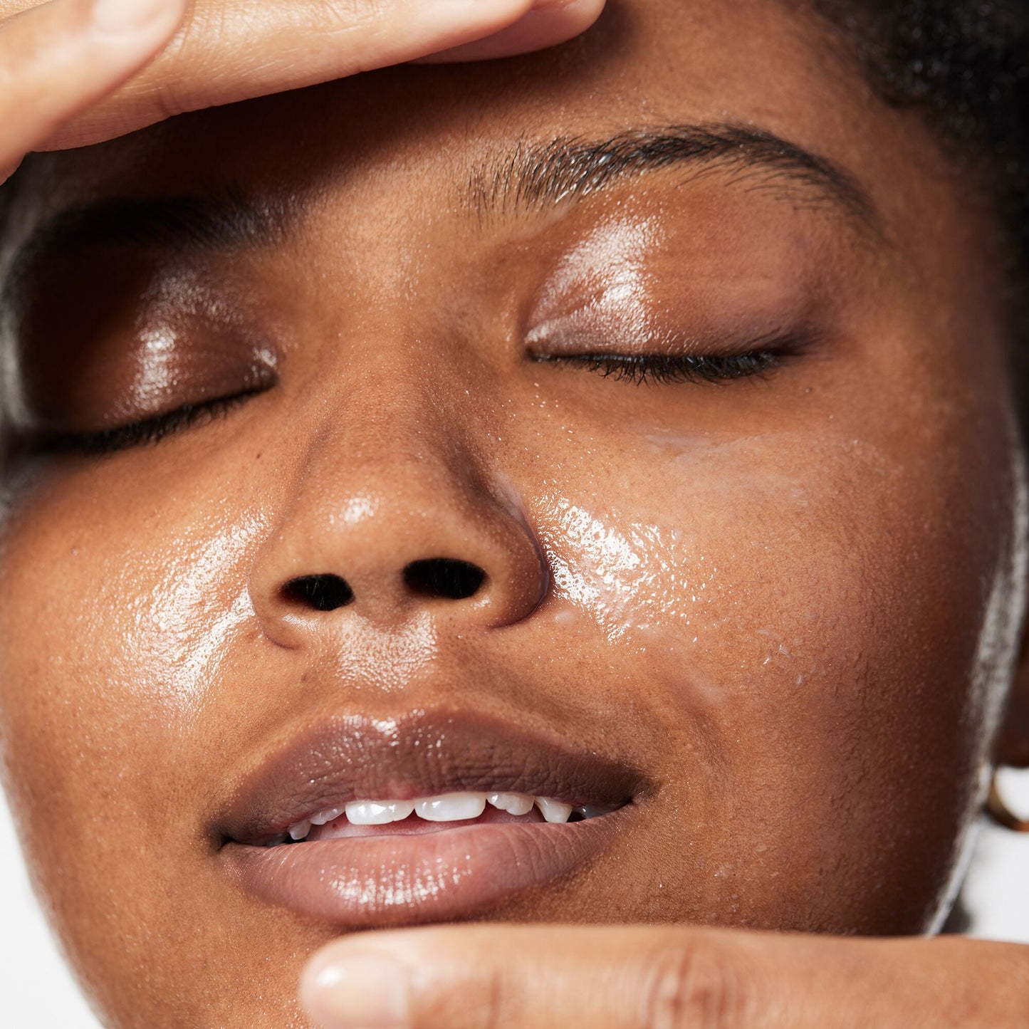holy-hydration-makeup-melting-cleansing-balm-b3 040822_Model_HH-Cleansingbalm_044_RT2-V1_IGF_6a40ae53-ccc2-4a83-9d08-7c99f2dc2b4b.jpg