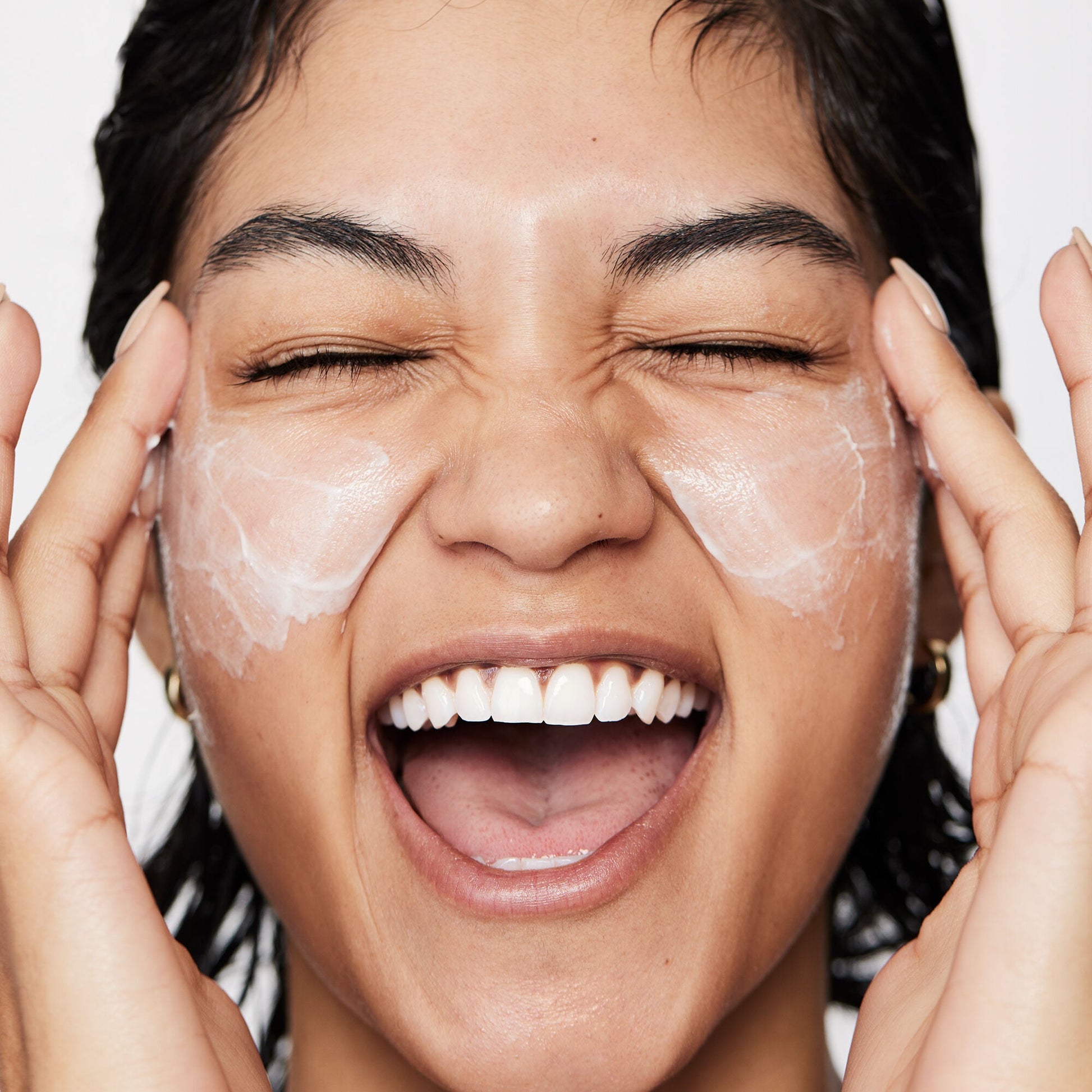 pure-skin-moisturizer-d8 040822_Model_Pure-Moisturizer_200_RT2-V1_RGB040822_Model_Pure-Moisturizer_200_RT2-V1_V1_IGF.jpg
