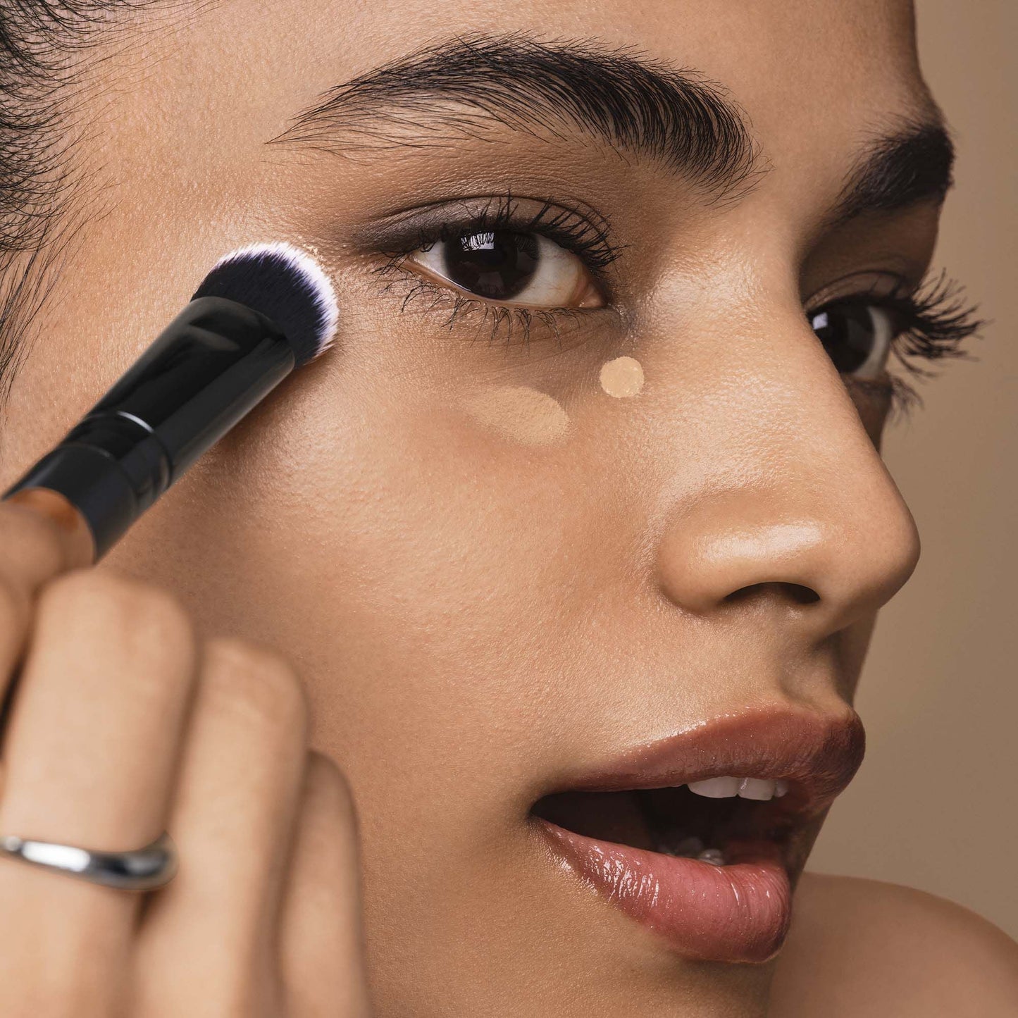tap-and-blend-concealer-brush-n0 042925_Dipti_SoftGlam_Brushes_App_0044_477_w3QC_IGF.jpg