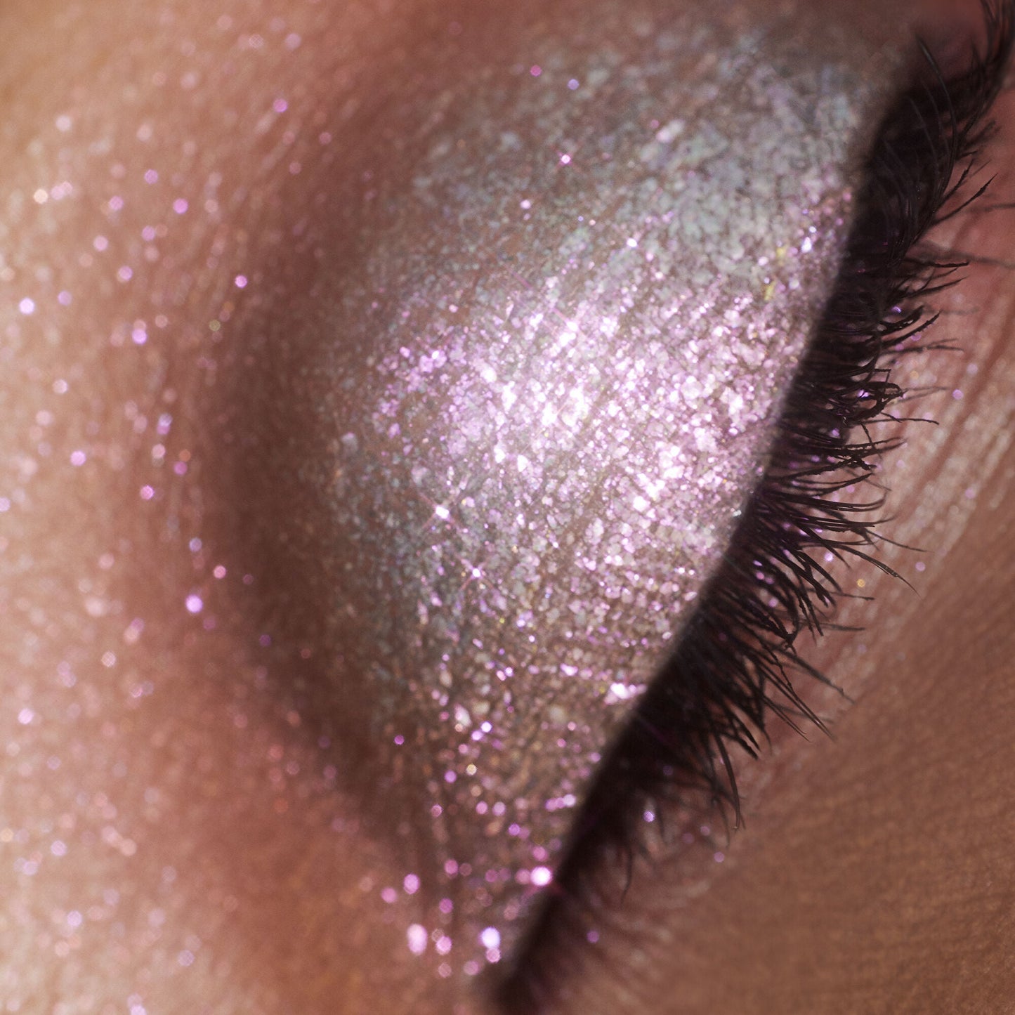 duochrome-liquid-eyeshadow-v9 061223_Chi_SparkPink_0022_FINAL_RGB_IGF.jpg