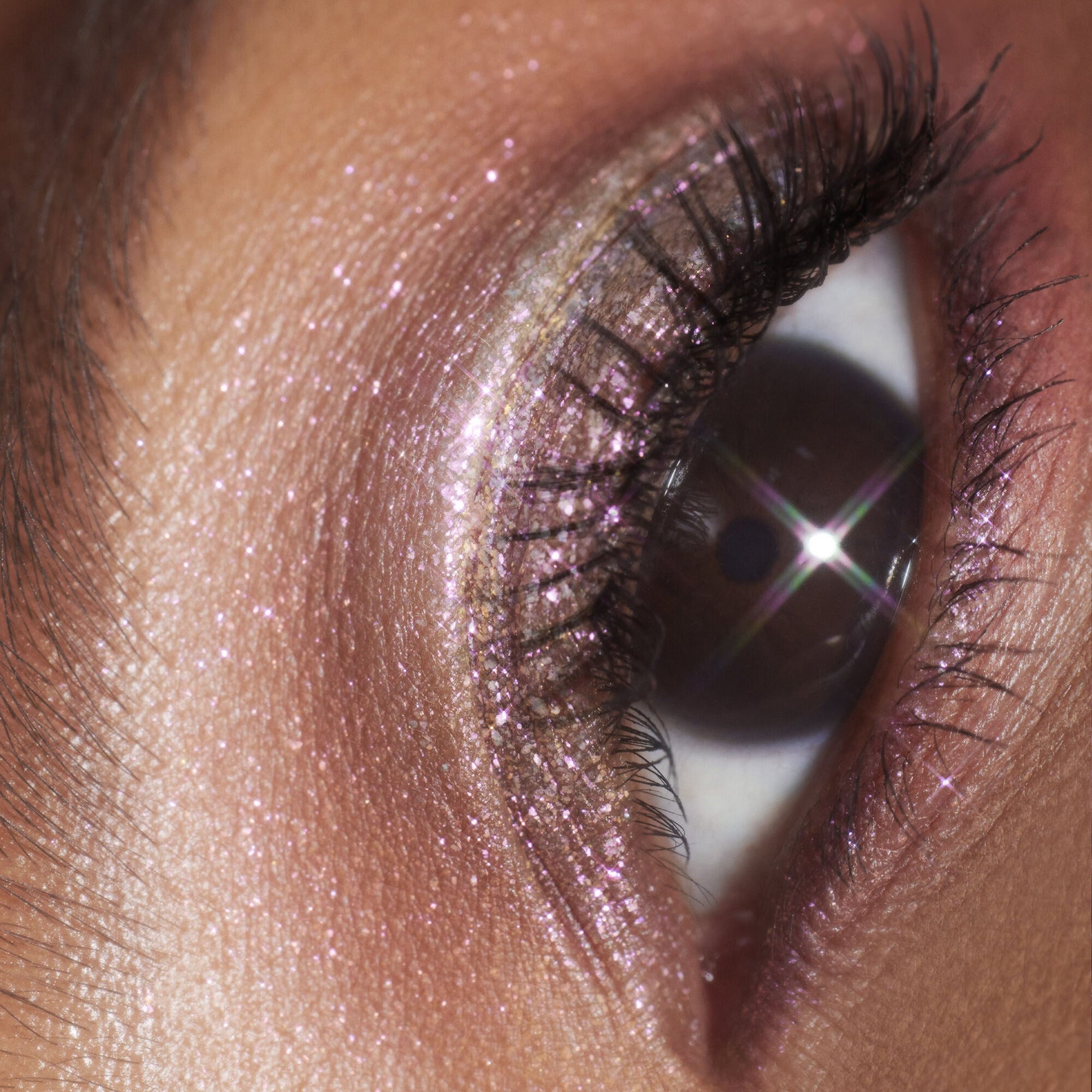 duochrome-liquid-eyeshadow-v9 061223_Chi_SparkPink_0023_FINAL_RGB_IGF.jpg
