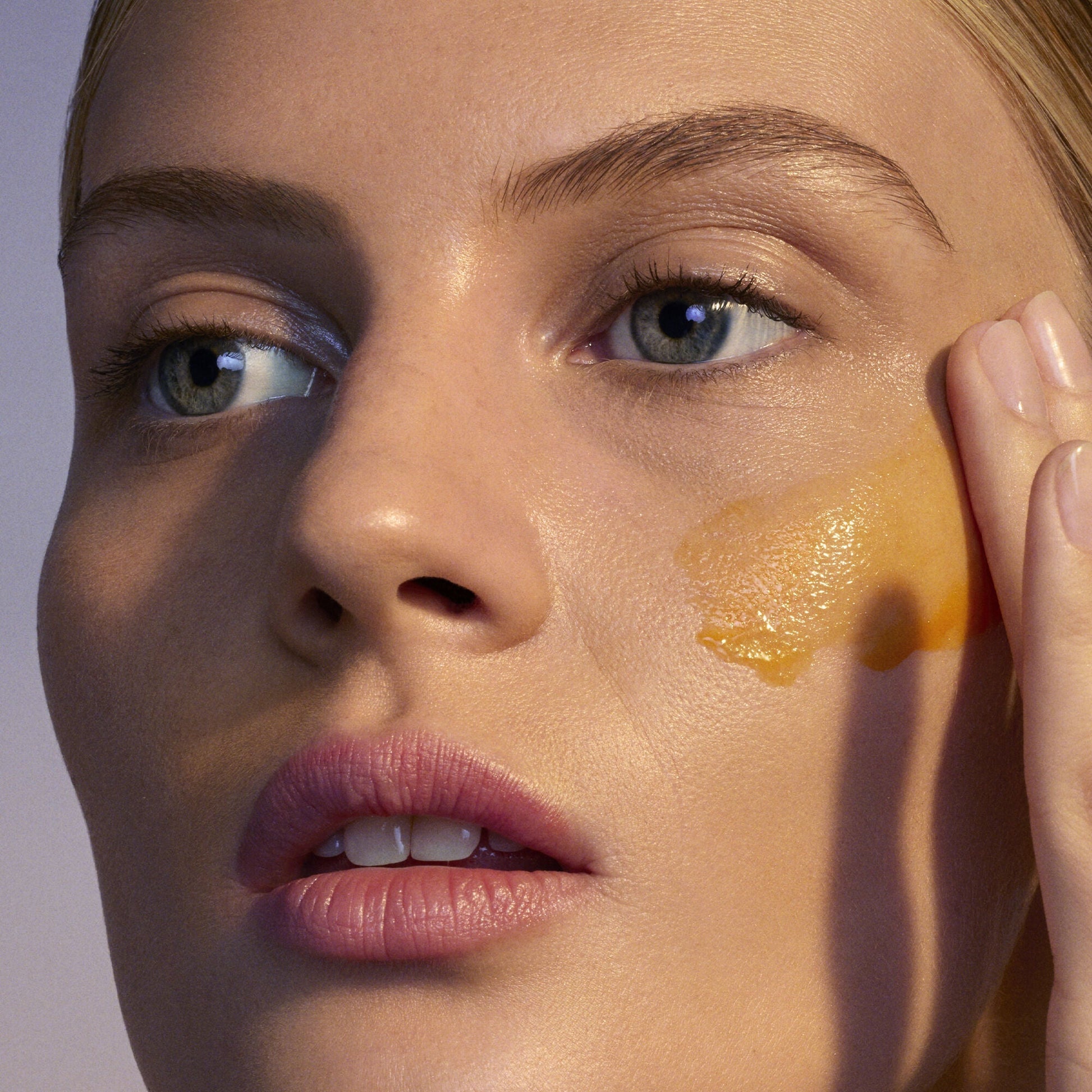 youth-boosting-advanced-night-retinoid-serum-l4 080222_Florence_ANR_0403_IGF_V2.jpg