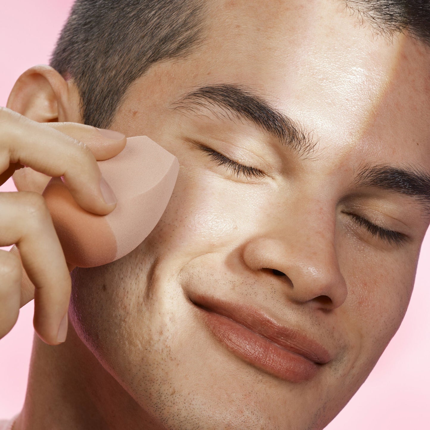 halo-glow-angled-silicone-face-sponge-j2 102124_HGST_Alfredo_Application_0134_v2_RGB_IGF.jpg