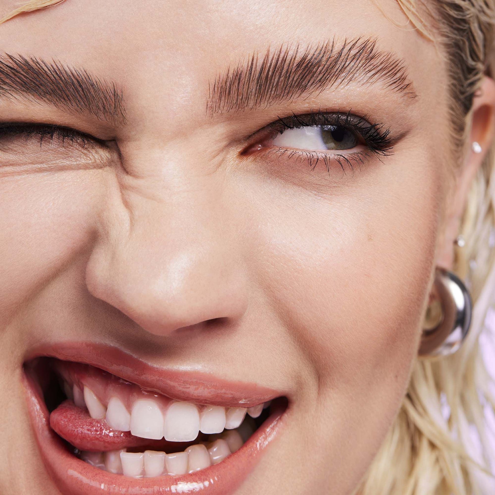 brow-laminating-gel-y4 110923_Genevieve_BrowGel_App-Vibe_6982_RGB_IGF.jpg