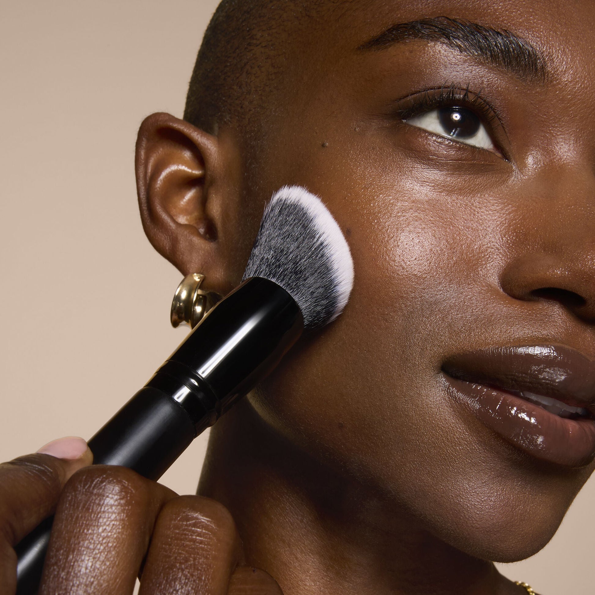 smooth-swipe-foundation-brush-o7 81456_MOM_SMOOTH_SWIPE_FOUNDATION_BRUSH_TOOL_SHOT_IYANNA_0169_V4.jpg