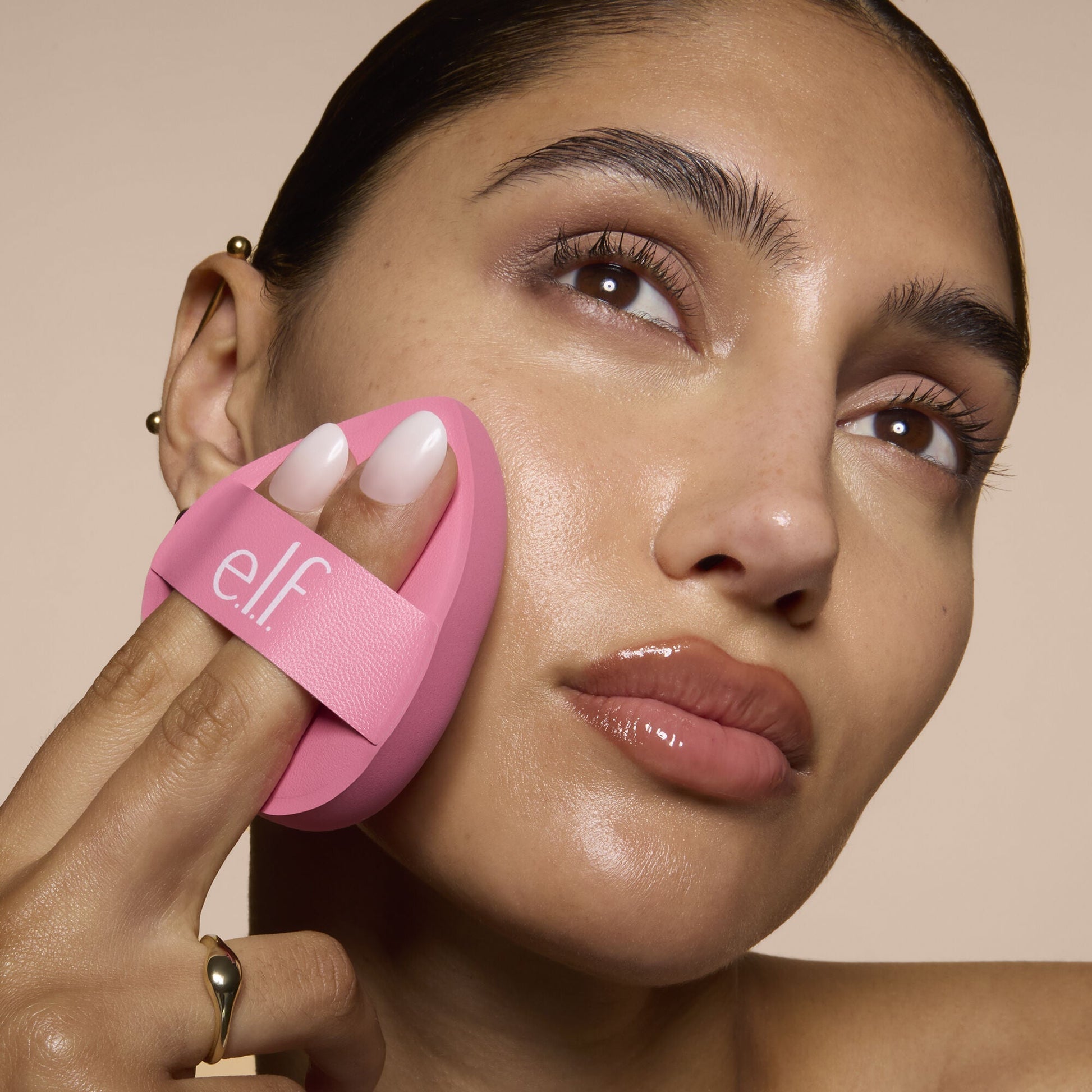 pillow-puff-foundation-sponge-p2 81838_MOM_PILLOW_PUFF_FOUNDATION_SPONGE_TOOL_SHOT_SONALI_0126_V2.jpg