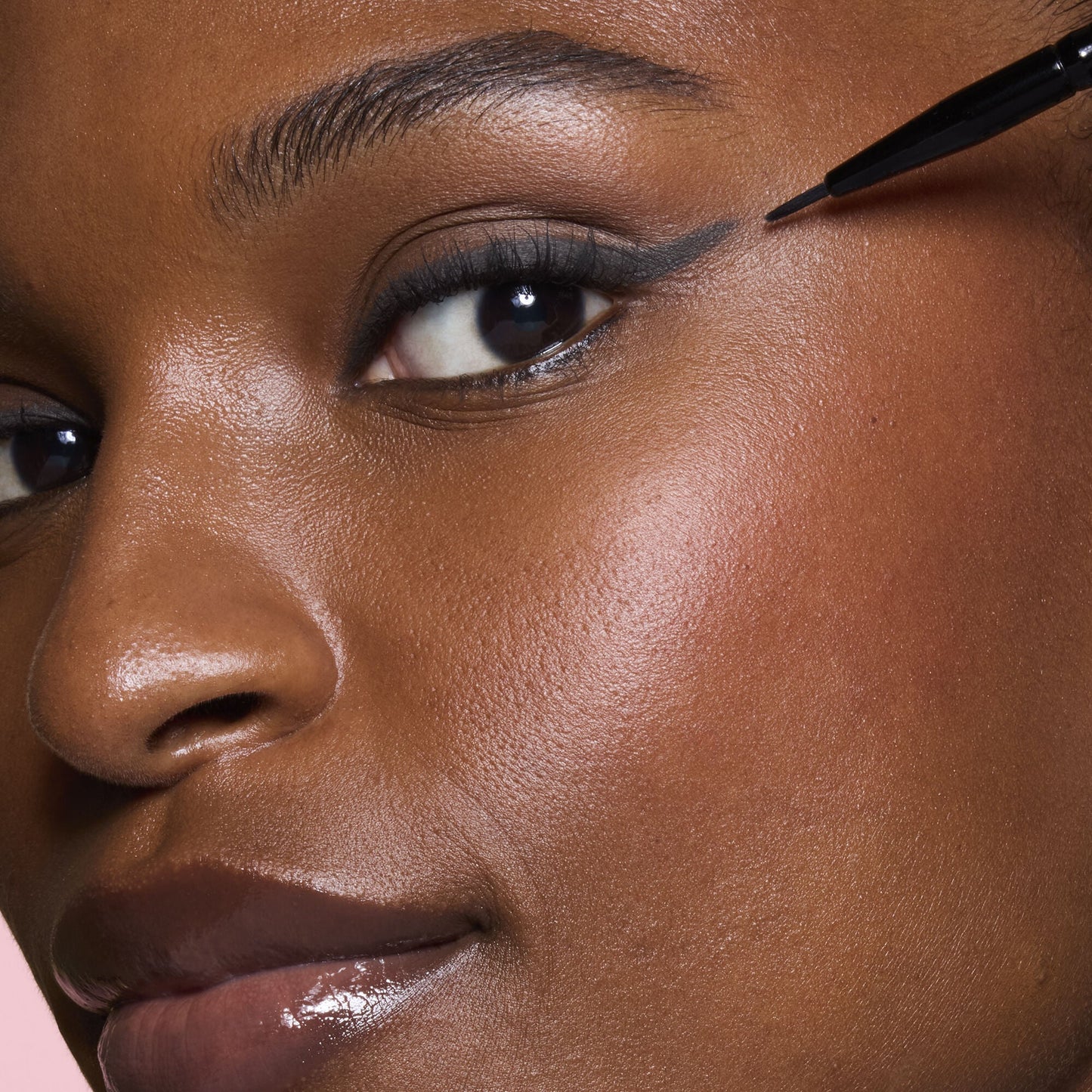 ultra-fine-eyeliner-brush-b0 81915_ULTRA_FINE_EYELINER_BRUSH_TOOL_SHOT_MOM_TSHECA_0120_v2.jpg