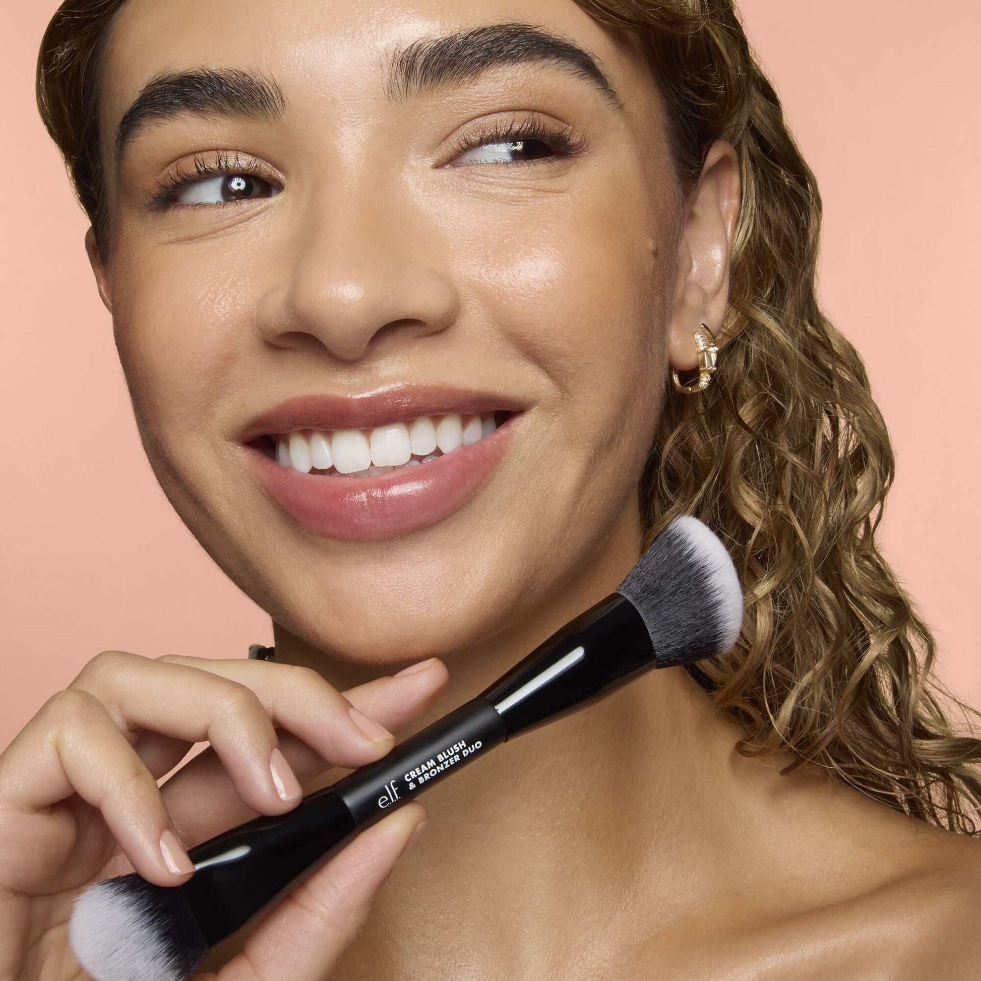 cream-blush-and-bronzer-duo-brush-s0 83857_CREAM_BLUSH_BRONZER_DUO_BRUSH_Q4_Alyssa_0103_V3_7510f340-cab5-4e94-b40f-1ad3f84fd183.jpg