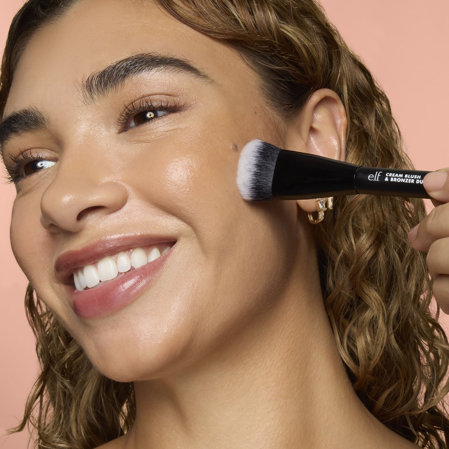 cream-blush-and-bronzer-duo-brush-s0 83857_CREAM_BLUSH_BRONZER_DUO_BRUSH_Q4_Alyssa_0173_V4_388aa08a-f9a4-4160-ae36-d9cdde1f6141.jpg