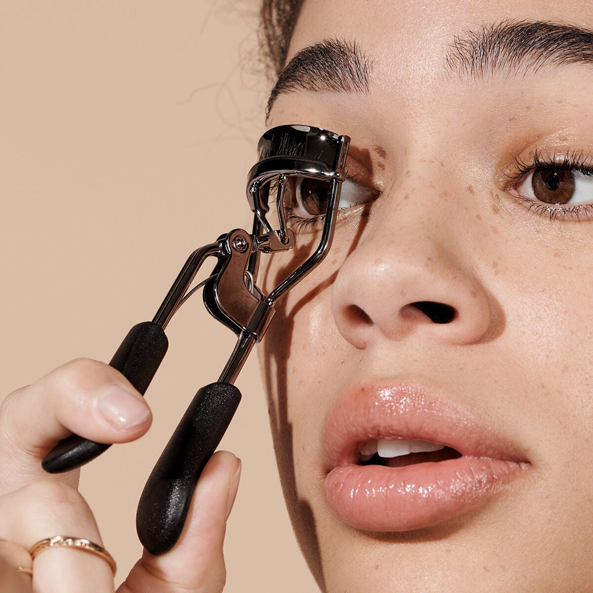 pro-eyelash-curler-u4 84067_ProEyelashCurler_Model.jpg