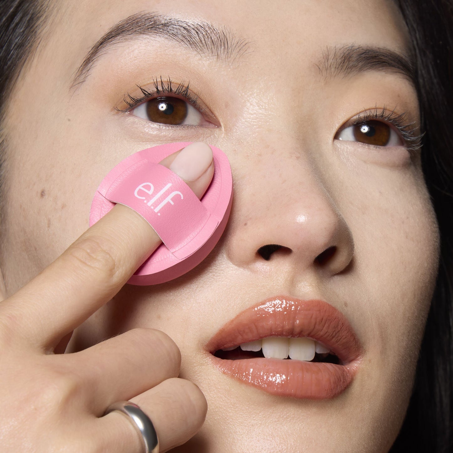 pillow-puff-concealer-sponge-o8 85120_MOM_PILLOW_PUFF_CONCEALER_SPONGE_TOOL_SHOT_SAKURA_V1_0095_V3.jpg