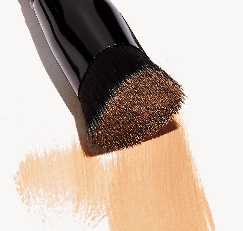 triangular-buffing-foundation-brush-i7 shot.jpg